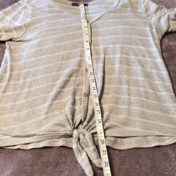 Gyft Woman’s Striped Top. Size Medium. - Picture 8 of 8